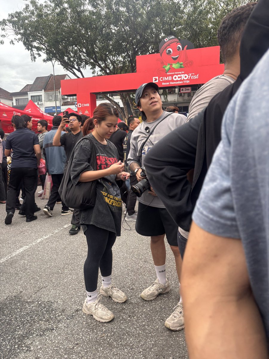 Spotted food review influencer at bazar TTDI. lol