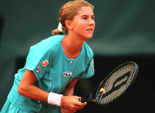Julien5Muller's tweet photo. Elle est arrivée en pleine adolescence.
Elle a dominé immédiatement.
Elle était partie pour battre tous les records.
Et puis, un jour, tout a basculé.

Voici l'histoire de Monica Seles, probablement le plus grand 𝑊ℎ𝑎𝑡 𝐼𝑓 de l'histoire du sport féminin 💔 https://t.co/Q2zQZAeGyD