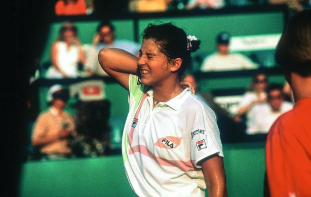 Julien5Muller's tweet photo. Elle est arrivée en pleine adolescence.
Elle a dominé immédiatement.
Elle était partie pour battre tous les records.
Et puis, un jour, tout a basculé.

Voici l'histoire de Monica Seles, probablement le plus grand 𝑊ℎ𝑎𝑡 𝐼𝑓 de l'histoire du sport féminin 💔 https://t.co/Q2zQZAeGyD