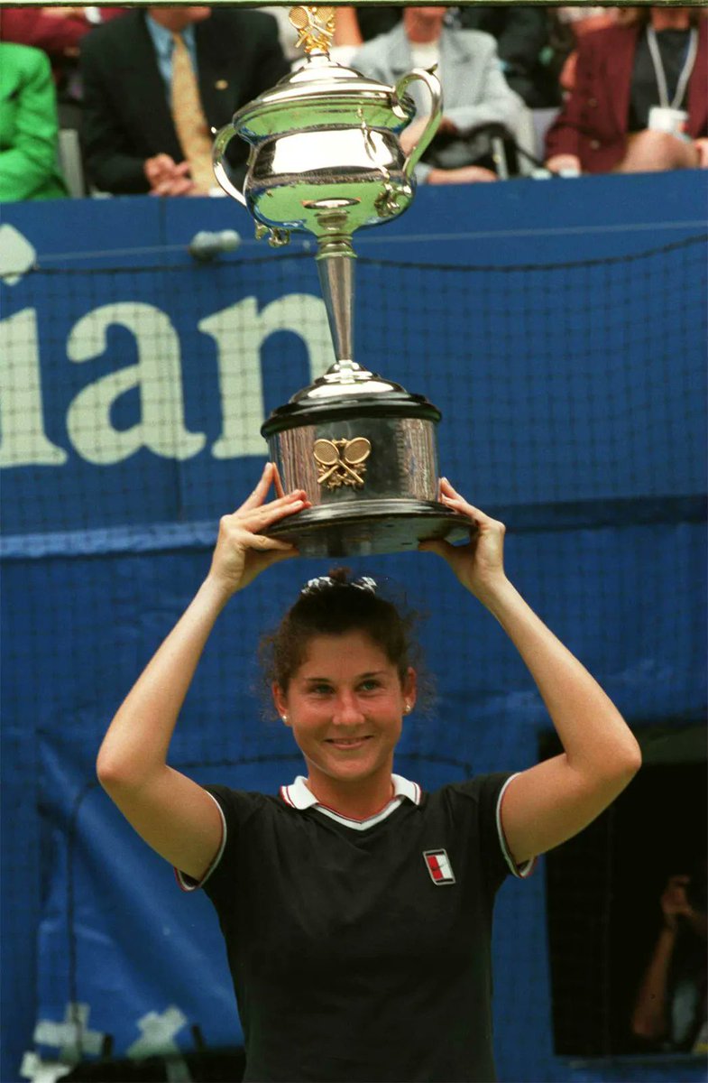 Julien5Muller's tweet photo. Elle est arrivée en pleine adolescence.
Elle a dominé immédiatement.
Elle était partie pour battre tous les records.
Et puis, un jour, tout a basculé.

Voici l'histoire de Monica Seles, probablement le plus grand 𝑊ℎ𝑎𝑡 𝐼𝑓 de l'histoire du sport féminin 💔 https://t.co/Q2zQZAeGyD
