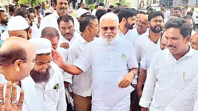 KParakala72698's tweet photo. 🚨 అంబటి రాంబాబు – పోలీసులపై దురుసు ప్రవర్తన ఆరోపణలు

🎥 ఘటనకు సంబంధించిన వీడియో సోషల్ మీడియాలో వైరల్

⚖️ రాజకీయ వర్గాల్లో చర్చనీయాంశంగా మారిన వ్యవహారం

👀 అధికారిక స్పందన కోసం ఎదురుచూపులు

#AmbatiRambabu #AndhraPolitics #PoliceIssue #PoliticalNews #BreakingNews https://t.co/phK49icIjE