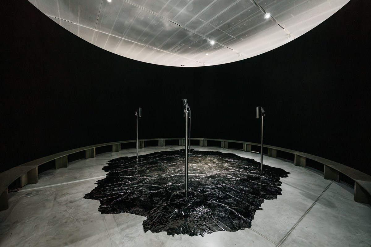 TokyoArtBeat_JP's tweet photo. 音と神話が交錯する「Obol」展が銀座メゾンエルメスで開催。ヴェネチア・ビエンナーレ参加作家アンドリウス・アルチュニアンの日本初個展
https://t.co/3aGv22Azn2 
アルメニア／リトアニアのアーティストによる展覧会。ゲストキュレーターは岩田智哉（The 5th Floorディレクター）。会期は2月20日〜5月31日。