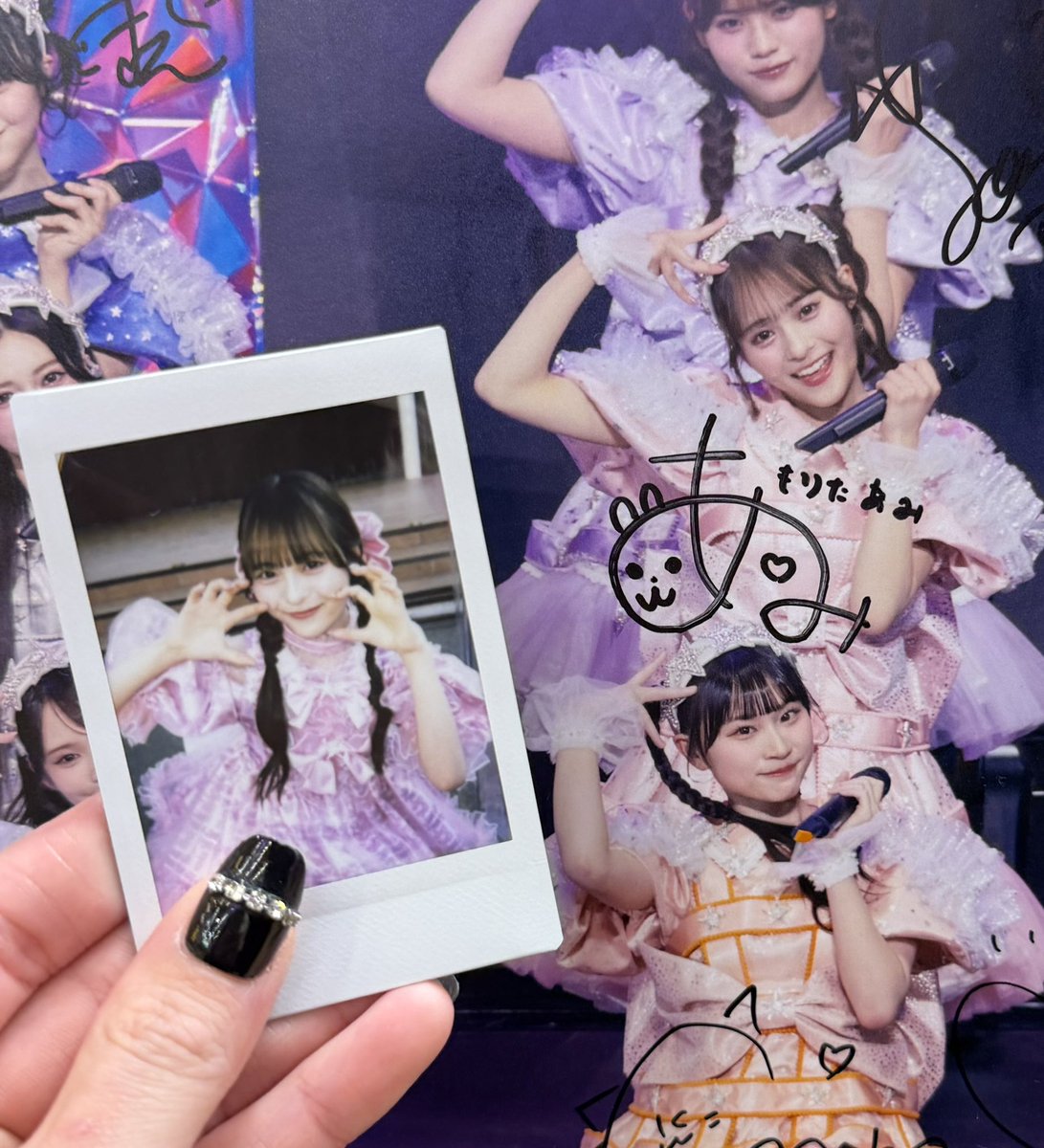 あみちゃんのサイン沢山あったからチェキと一緒に撮ったよ📷💭 ̖́