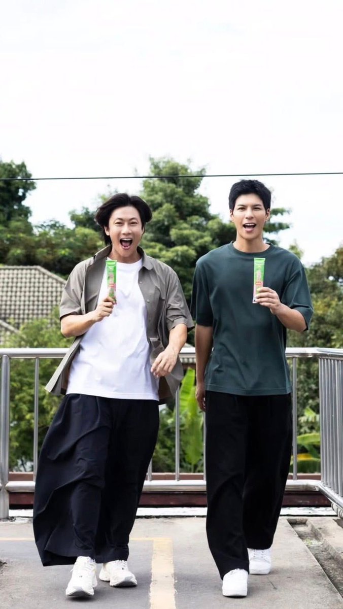 รูปนี้คัลแลนหล่อมาก ด้วยเสื้อสีที่ไม่ค่อยได้เห็นใส่บ่อย กับกางเกงที่เข้ากับคัลแลนมากๆ #คัลแลน