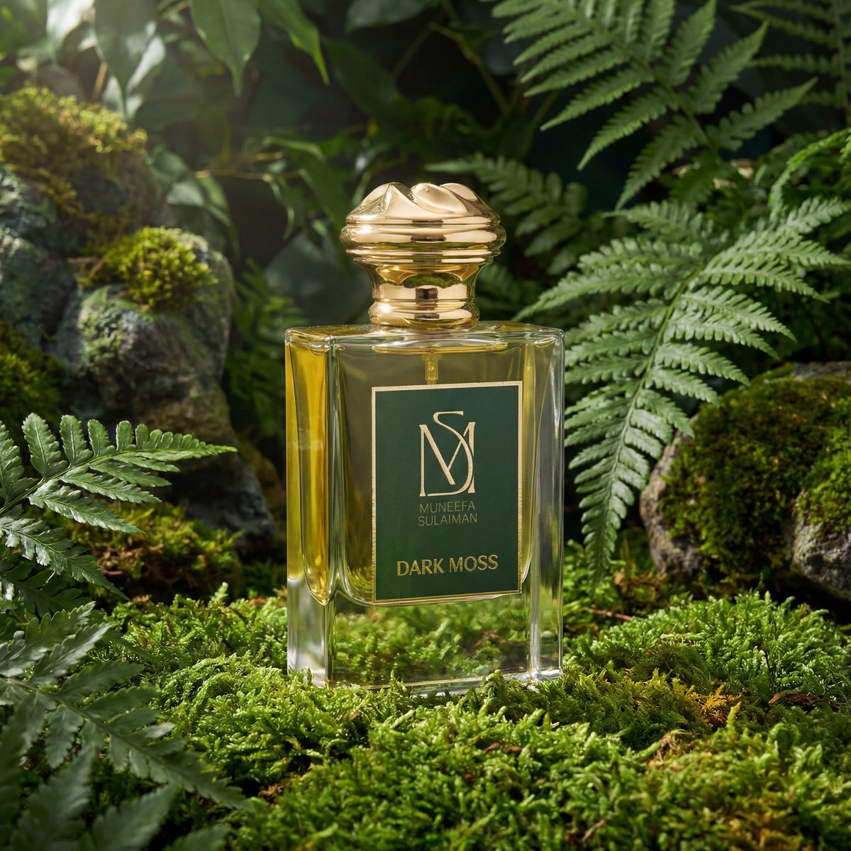 Munifah992's tweet photo. عطــر  DARK MOSS
 الطحلب الداكن 

يجسّد هذا العطر تناقضًا شمّيًا مثيرًا يرتكز على الصراع بين حدة الطبيعة البحرية ودفء النوتات الداكنة.
 
طحلب السنديان يعانق حجرًا بحريًا مالحًا، بينما تنبثق رائحة القهوة الداكنة لتضيف عمقًا وغموضًا. يلتقي سكون البحر بألفة الدفء، في توازن يتأرجح بين برودة النسيم البحري وثراء الأخشاب الداكنة.
 
يجمع هذا العطر بين برودة البحر والطحلب ودفء الكونياك الأخضر والقهوة، ليخلق إحساسًا بالغموض والسكينة في آنٍ واحد.
 
الهرم العطري
المقدمة: ملح البحر – يوزو ياباني – كونياك أخضر – قهوة – طحلب السنديان
القلب: فيتيفر – نوتات أوزونية – خلاصة الكاكاو
القاعدة: باتشولي – قهوة – طحلب السنديان
#رابطة_عشاق_العطور #عطور