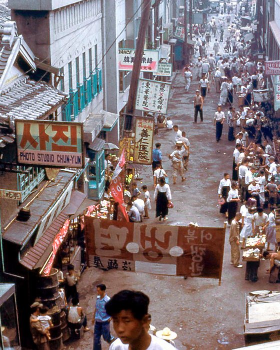 nulpuleunsonamu's tweet image. 부산 40계단 앞 풍경. 

1953년 부산에서 운영된 스웨덴적십자 
야전병원 의료진이 촬영

✅️스웨덴 대사관 소장