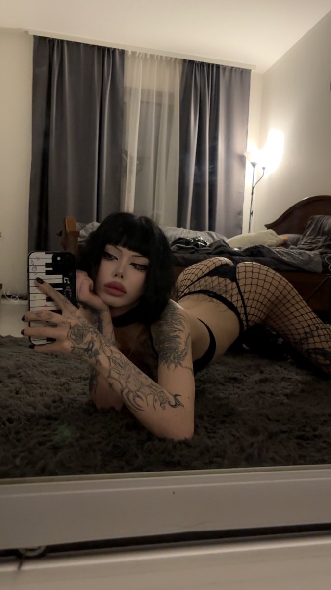 gotxh666's tweet photo. type of girl that you met 5 minutes after getting girlfriend https://t.co/wBZ0Q0NTdy