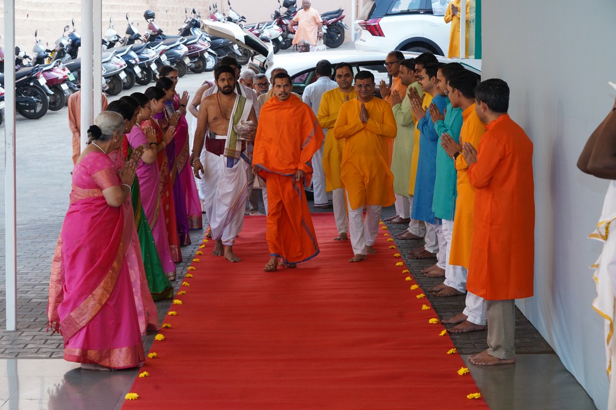 Partagali Swami Visits Sanatan Ashram

गोवा के रामनाथी आश्रम में श्री संस्थान गोकर्ण पर्तगाली जीवोत्तम मठ के 24वें पीठाधीश्वर श्रीमद् विद्याधीश तीर्थ स्वामीजी ने सदिच्छा भेंट दी। उनका पावन आगमन केवल एक भेंट नहीं, बल्कि सनातन संस्था के चल रहे धर्मकार्य की दिव्य पुष्टि है।