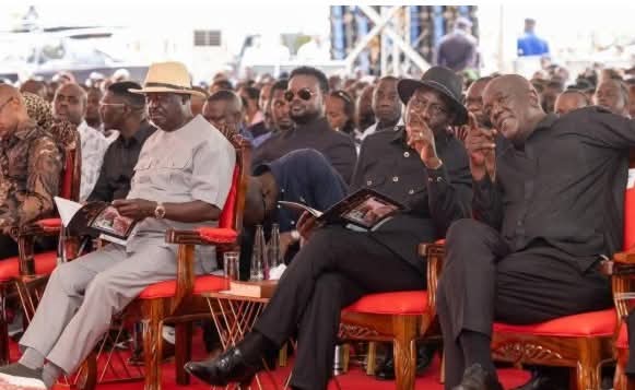 tekafred's tweet photo. @brian_mutiga Bro kwani hauoni Bodyguard ya Rao hapo next to Salah?? This was the burial of Kilifi Governor's Father, Raila was present. https://t.co/KYaVaVt7bJ