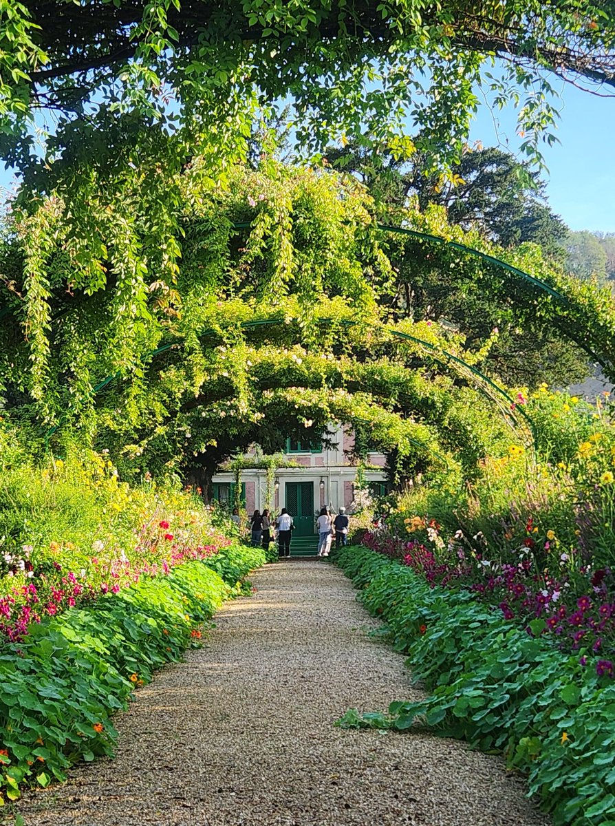 dungji164981's tweet image. 화장품 브랜드 중에 지베르니가 프랑스에 있는 마을 이름인거 아는사람?

프랑스 여행 갔을 때 갔는데 난 여길 정말 좋아함..
화가 모네의 생가로 유명한 곳인데 브랜드 명을 여기에서 영감 받았대
직접 가보면 진짜 내가 명화 속에 들어 와있는 기분이야
구경 한번 하고 마을 마들렌 맛집이랑 잠봉