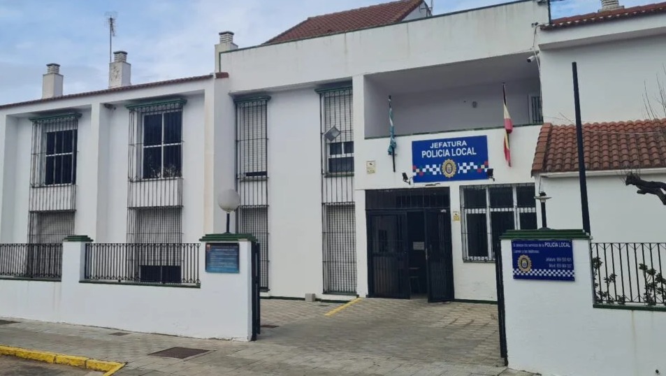 🧑‍✈️👩‍✈️La plantilla de la Policía Local de Valverde del Camino cumple con profesionalidad la jornada laboral.

🟢 CSIF censura todo intento de mostrar una imagen que pueda afectar a la reputación del colectivo.

#policíalocal
#valverdedelcamino

ℹ️ goo.su/ITxNc