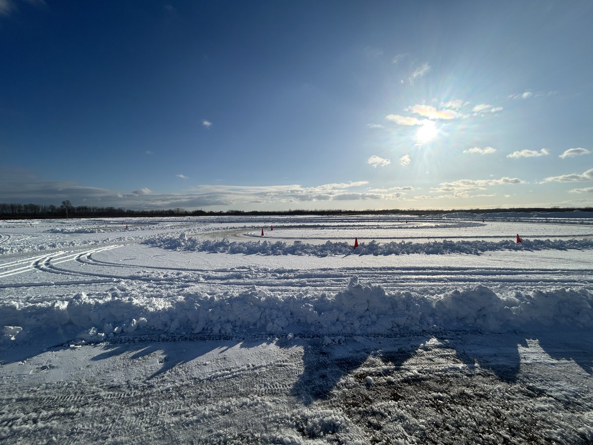 昨夜未明から見舞われた大雪によってコース上が大変な事になりました
残りの営業日も少ないので除雪せず、コース脇に盛りました
フラットな氷にパイロンを置くスタイルに比べてコーナーに滑らかなRが出来るので、サーキットに近い実践的なレイアウトが作れました
残り2日ですがよろしくお願いします