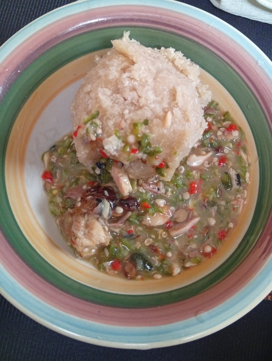 What time is it suitable 😀 for lunch?

What time do you eat lunch?