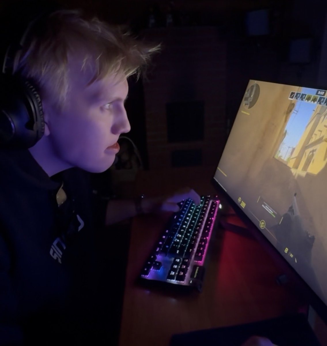 TÄNÄÄN NÄYTETÄÄN BENELUX NÖRTEILLE KUKA MÄÄRÄÄ PALVELIMELLA HÄ?!?!

SINQU VS PRIME TÄNÄÄN KLO 21

MEIÄN TVISTISÄ LIVE SUOMEKSI MUTTA EI RUOTSINKIELISTÄ SELOSTUSTA

TUUT SITTE PAIKALLE REIPPAASTI MEILLÄ ON NYT DIILI EI VOI PERUA LAASERKENTTÄ RISTISORMI🫁🫆

#CS2 #esportsfi