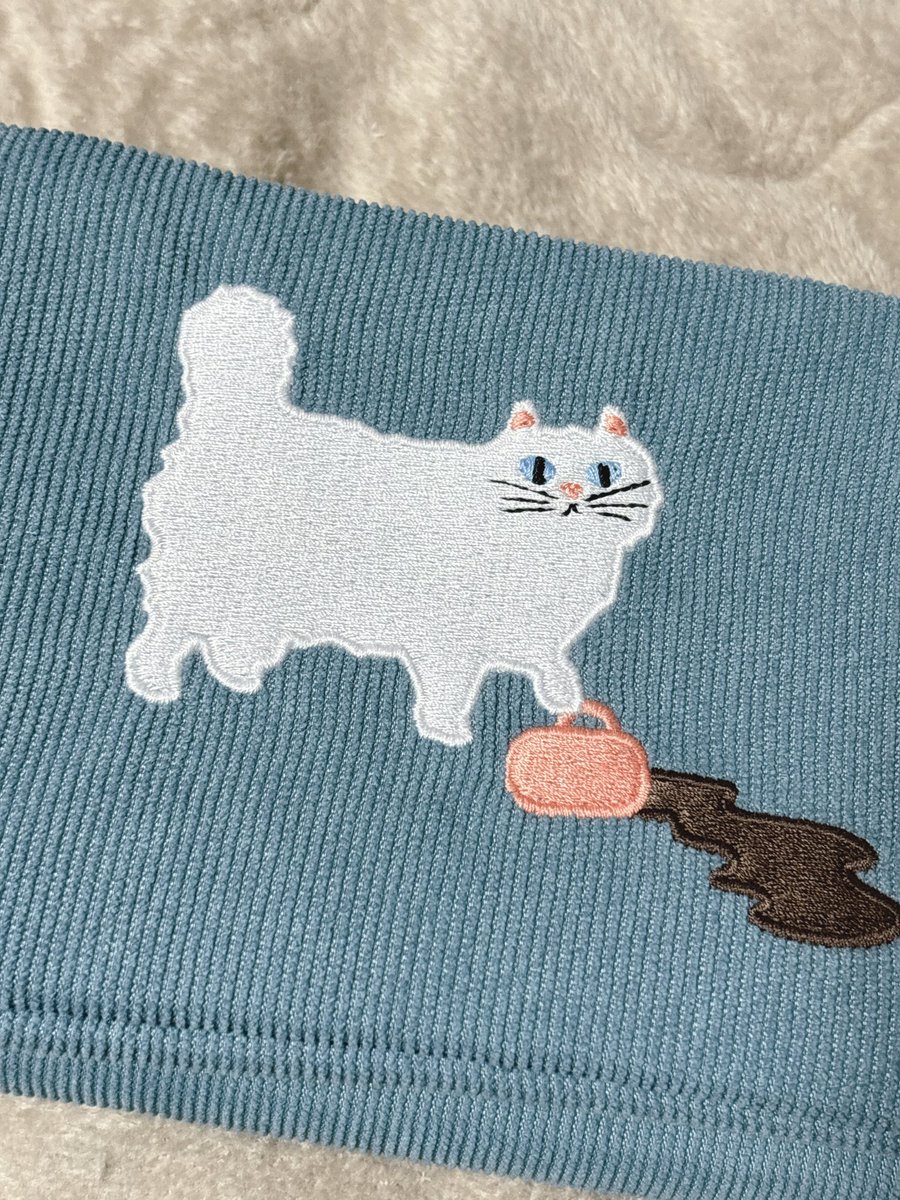 カルディに売ってたポーチなんだけど、実家猫にそっくりで購入不可避だった