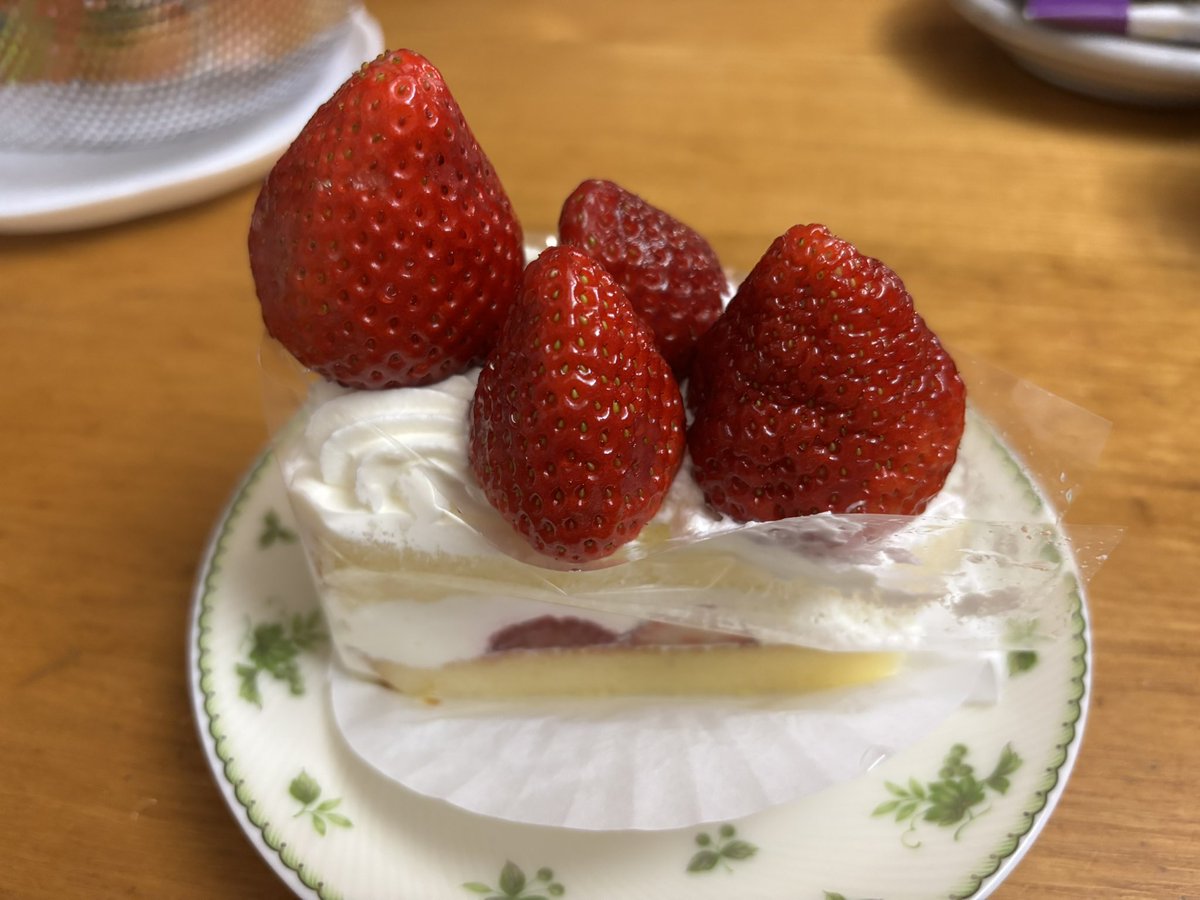 旦那さんが🍰を買ってきてくれたので これをこうして こう食べます😋🍓
