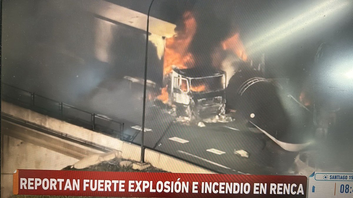 reddeemergencia's tweet photo. Según reportes locales el #incendio y explosión de esta mañana seria por accidente vehicular que involucraria aparentemente un camión con estanque de gas o similar.  @biobio @Cooperativa @adnradiochile  , información en desarrollo. https://t.co/6jNSnKcjex
