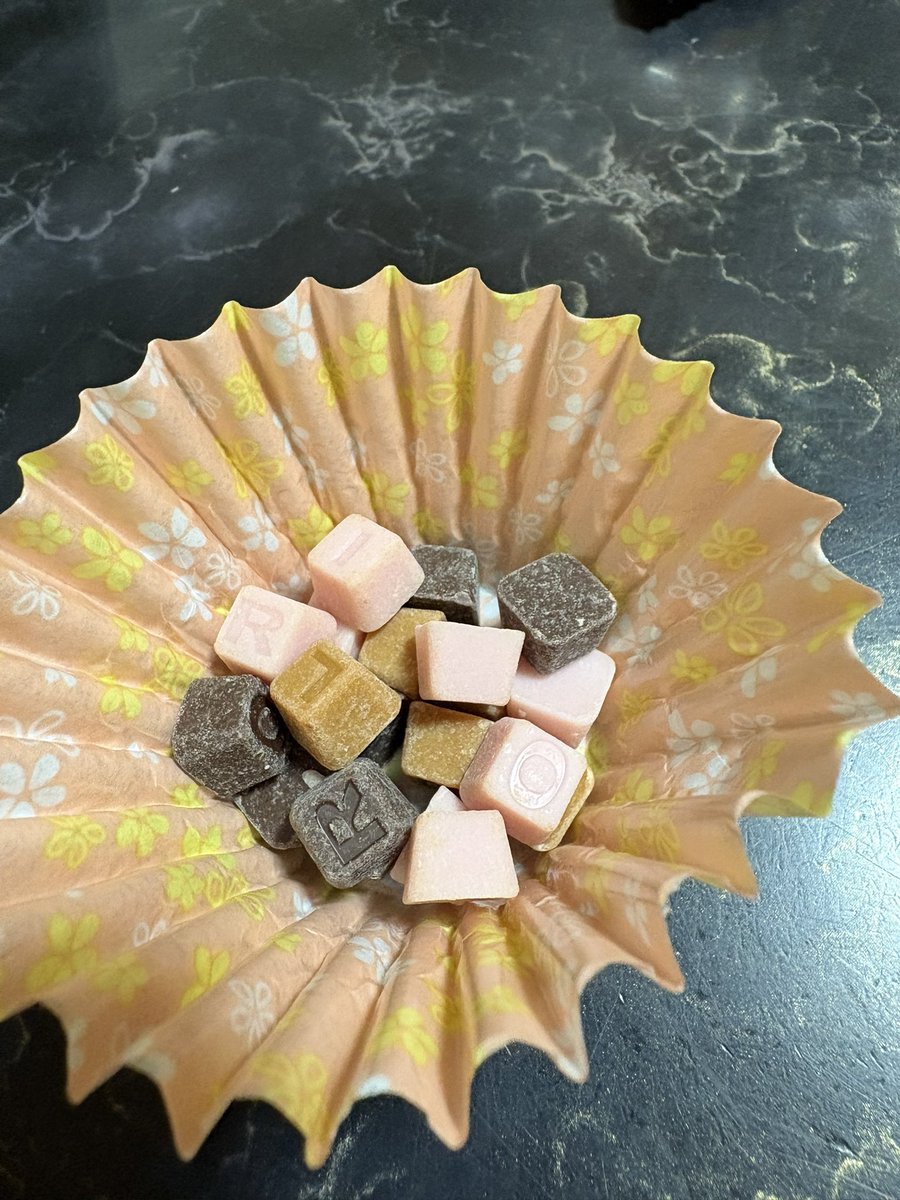 節分の時に買っておいたチロルチョコ かわいいサイズのチロルが三角