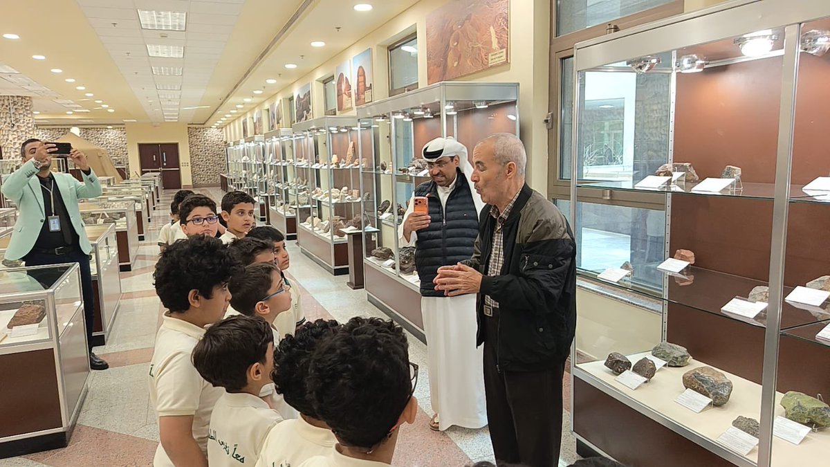 EarKau's tweet photo. استقبلت #كلية_علوم_الأرض طلاب مدارس دار الذكر للبنين في زيارة تعليمية للمتحف التعليمي، اطّلعوا خلالها على المعروضات الجيولوجية والنماذج العلمية، في إطار تعزيز الشراكة التعليمية وتنمية الاهتمام بعلوم الأرض لدى طلاب التعليم العام. https://t.co/0SQrlmdSVY