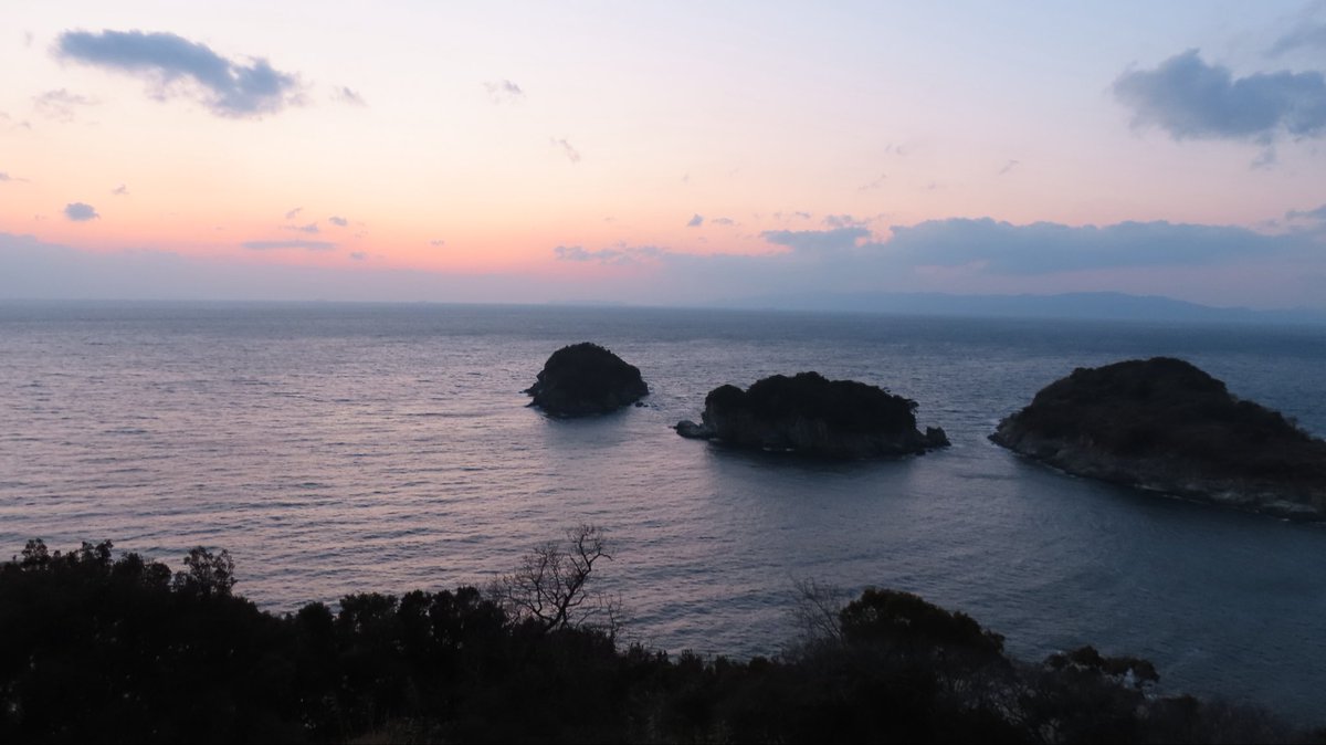 shigsak2's tweet photo. #和歌山県 の観光。和歌山城で紀州徳川の歴史を学んだ後で、雑賀崎灯台できれいな夕暮れを堪能。
その際に訪れた #名手酒造店 で #黒牛 の純米生原酒のしぼりたてをゲット。時間をおいたら美味しさがアップする味の変化がおもしろい。
詳しくはブログにて。

https://t.co/ZPRDZ86akm https://t.co/sa5lXWSVcL
