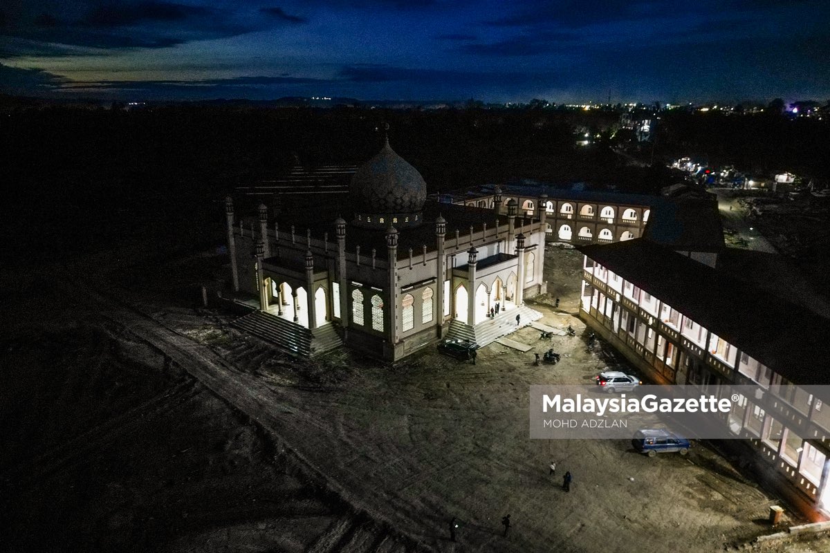 MalaysiaGazette's tweet photo. ‘Wajah dan Senyuman’ Pelajar Madrasah Darul Mukhlisin

Pelajar tahfiz di Masjid Darul Mukhlisin, Tanjung Karang, Aceh Tamiang menyambut hari pertama Ramadan dalam suasana sederhana susulan kesan banjir besar yang melanda kawasan itu pada penghujung November lalu. Seramai 103 pelajar lelaki bangun bersahur dan memulakan ibadah puasa dalam keadaan kemudahan yang masih dalam proses pemulihan.

Kompleks pondok pengajian seluas kira-kira 2.5 hektar itu sebelum ini menjadi lokasi benteng pengumpulan kayu balak yang dihanyutkan arus deras sehingga menjejaskan persekitaran masjid dan asrama.

Bagaimanapun, kerja-kerja pembersihan dan pemulihan telah dilaksanakan secara berperingkat dengan bantuan masyarakat setempat.

Masjid itu kembali dibuka kepada orang ramai untuk solat berjemaah dan tarawih. Walaupun berdepan kekurangan, warga pondok tetap menyambut Ramadan dengan penuh kesyukuran dan semangat untuk bangkit selepas diuji bencana. 

Foto: Mohd Adzlan 

#malaysiagazette #lensaMG #BencanaAceh #RamadanAceh