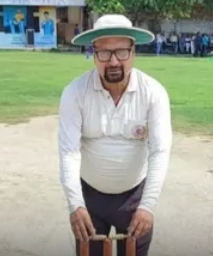 TheWhatup's tweet photo. A large group of bees suddenly attacked an under-13 cricket match in Unnao. Umpire Manik Gupta, 65, was seriously injured and died. https://t.co/s5qgaCMQFy
