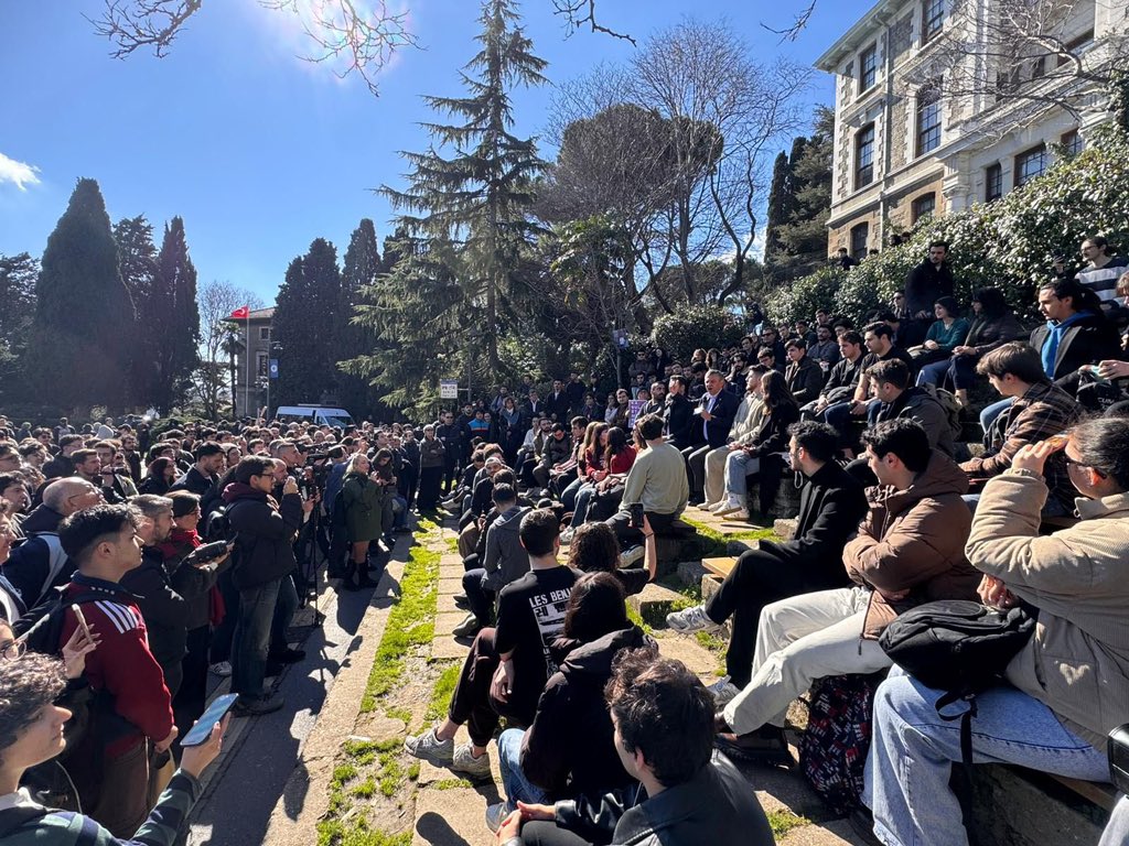 İşte gerçek bir buluşma 🌸🦋💙

Boğaziçililer kendi iradeleriyle üniversitelerine dayanışmaya gelen Özgür Özel'in yanında. Dilerseler protesto da ederlerdi.

Özgürlük böyle bir şey, tatmayan bilemez.

Yeniden tamamen özgür olana dek, Özgür Özel'in yanındayım 🦋🧚
<a href="/eczozgurozel/">Özgür Özel</a>