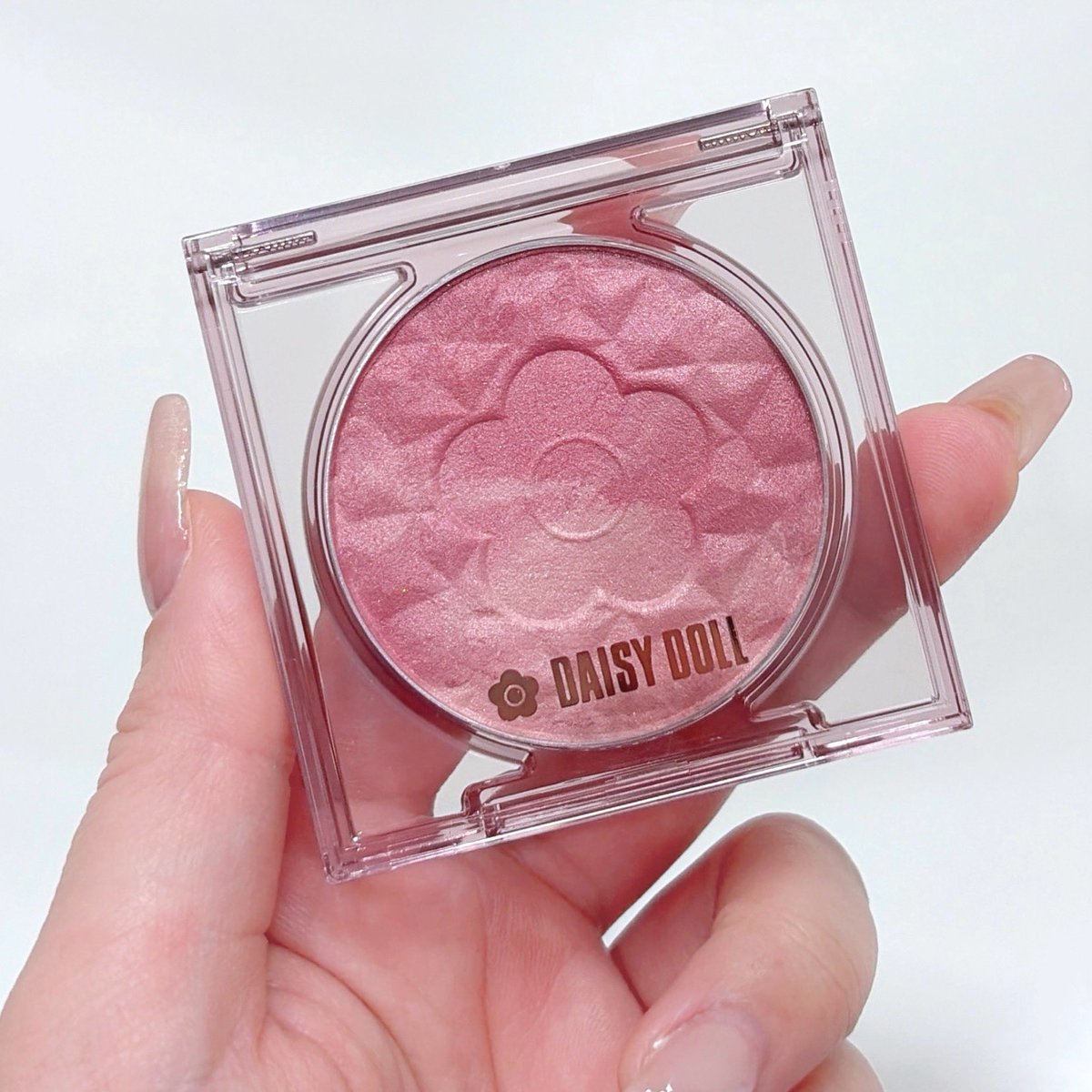 DAISYDOLLのチーク、TLで見かけて即買いした。ハイライトなしで