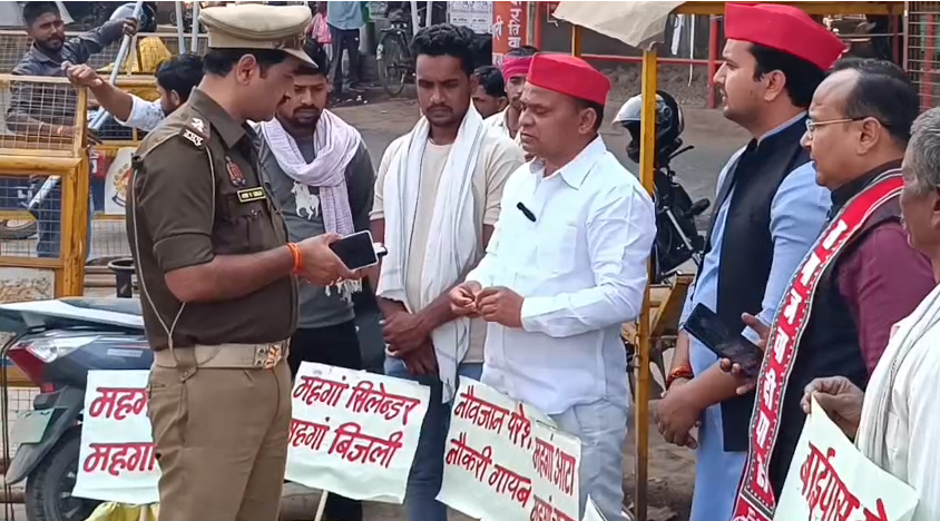 bstvlive's tweet image. सोनभद्र: समाजवादी कार्यकर्ताओं ने किया प्रदर्शन

➡भाजपा सरकार पर जमकर साधा निशाना
➡महंगाई, बेरोजगारी, स्वास्थ्य सुविधाएं मुद्दे 
➡स्वर्ण जयंती चौक पर किया प्रदर्शन

#ProtestAgainstBJP #SocialIssues @samajwadiparty