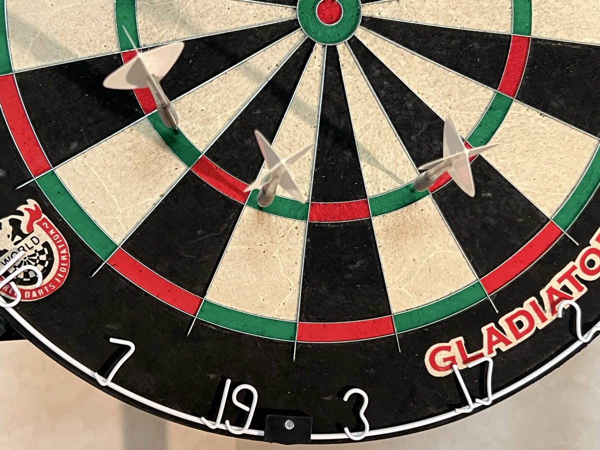 練習スタートから30分間で180とか沢山出たよ
今日はメインバレル入院中だから別のバレルに浮気してるけど試投とかいつもと違うバレル使うと一瞬は調子良くなるダーツあるある