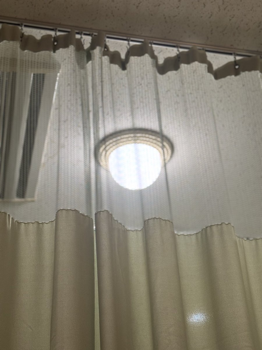 Cha1029Sk's tweet photo. 明日は痔瘻さん手術の退院日です。
過去、白血病で入退院後、何回か入院する機会があり、病室で見上げるこの風景。
どの病院でもカーテン1枚の中では様々な病気と闘っている方たちがいます。皆さんがんばって闘っています。私も色々ありますが前向きに進みます💪 https://t.co/nSeOZ6fFKA
