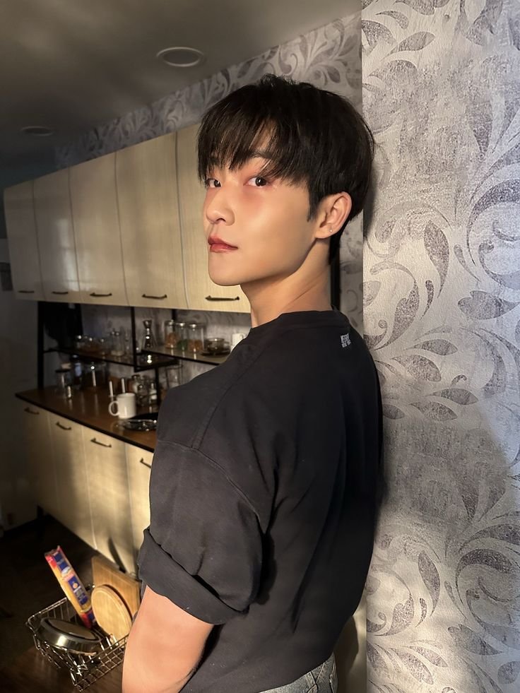 UpdateKBoys's tweet photo. ???? 🤣 O Kevin (THE BOYZ) respondendo um "hater" num post do X depois de ter criado sua conta:

*Post sobre ele ter criado sua conta*
👤: Ninguém quer isso...
Kevin: Eu quero
👤: Você é tão desempregado por responder
Kevin: Desempregado não, entediado https://t.co/KNg9BzMwmy