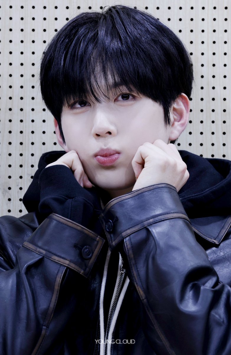 YOUNGCLOUD_J's tweet photo. 🤍🖤

#BAE173 #BAE173영서 #유영서 #YUYOUNGSEO #영클라우드 #YOUNGCLOUD https://t.co/gyhpWu4VOv