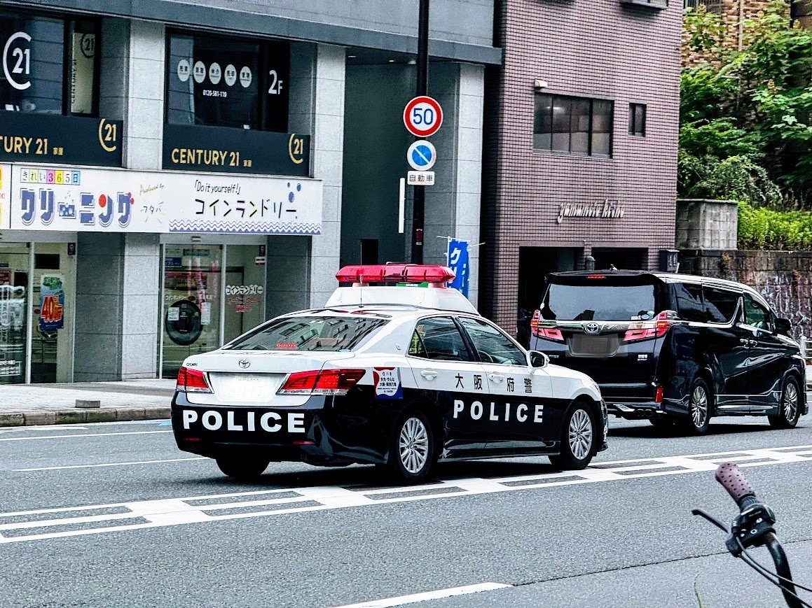 jjmmli's tweet image. Photo challenge: Vehicle 

Spotted a "Panda" on the streets of Osaka! 🐼

In Japan, the black-and-white police cruisers are affectionately known as Panda Cars. It’s the perfect example of how Japanese culture adds a touch of charm even to the most serious things.