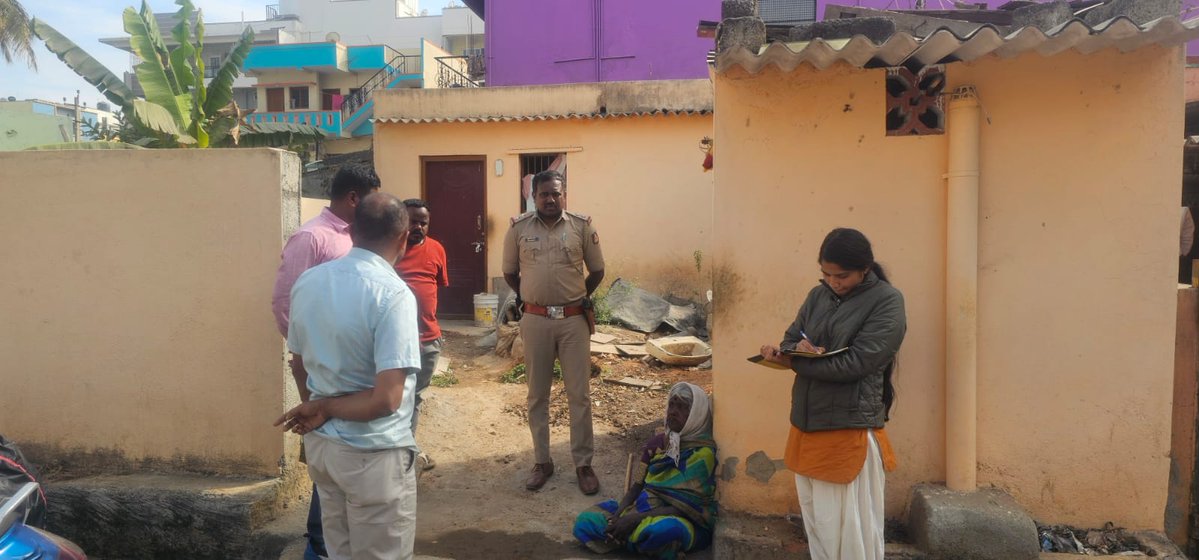 ಏಕಾಂಗಿಯಾಗಿ ವಾಸಿಸುತ್ತಿರುವ ಹಿರಿಯ ನಾಗರಿಕರಿಗೆ ಸುರಕ್ಷೆ ಮತ್ತು ವಿಶ್ವಾಸ್ ನೀಡುವ ಆಶಾಕಿರಣವಾದ "ಆಸರೆ ಕಾರ್ಯಕ್ರಮ" ವನ್ನು ಪೊಲೀಸ್ ಇಲಾಖೆ ಇತ್ತೀಚಿಗೆ ಜಾರಿಗೆ ತಂದಿದ್ದು.ಇದರ ಭಾಗವಾಗಿ ಒಂಟಿಯಾಗಿ ವಾಸಿಸುತ್ತಿರುವ ನಾಗರಿಕರ ಮನೆಗಳಿಗೆ ಭೇಟಿ ನೀಡಿ ಅವರ ಸಮಸ್ಯೆಗಳಿಗೆ ಸ್ಪಂದಿಸಲಾಯಿತು <a href="/BlrCityPolice/">ಬೆಂಗಳೂರು ನಗರ ಪೊಲೀಸ್‌ BengaluruCityPolice</a> <a href="/DCP_ECITY/">DCP Electronic City BCP</a> <a href="/ACPEcityBCP/">ACPEcityBCP</a>