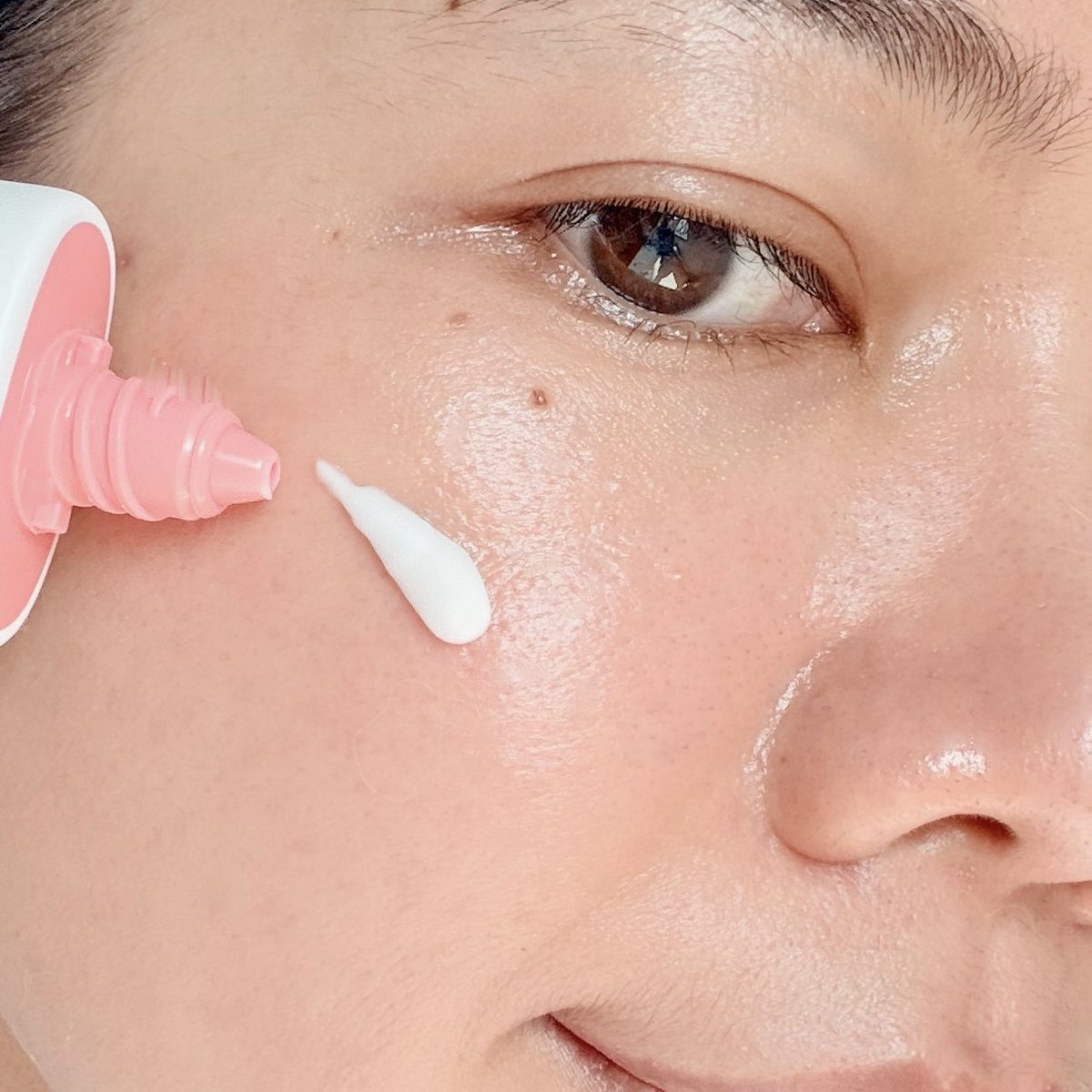 คู่นี้คือเซฟโซนของผิวแพ้ง่ายที่จริงใจ ใครยังไม่ลอง อยากให้เปิดใจลองใช้ดู ตัวเจลล้างหน้า ล้างหน้าสะอาดไม่แห้งตึง ส่วนตัวม้อยส์ เนื้อบางเบาซึมเข้าผิวดี ช่วยลดการอักเสบ ผิวระคายเคือง ปรับสมดุลให้ผิวกลับมาแข็งแรง แพ้อะไรมาสองตัวนี้คือเอาอยู่จริงไปลองง