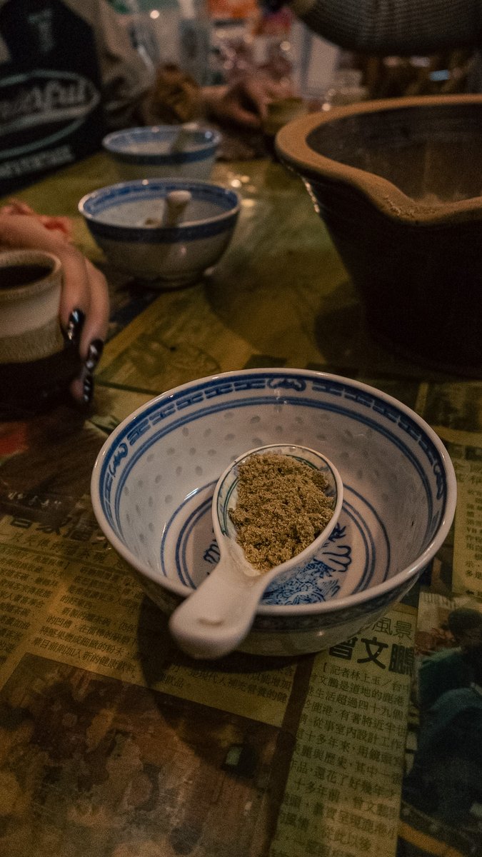 My_AirLife's tweet photo. 離開六龜還真的不知道要去哪？想到之前常去的《美濃擂茶首創舖本》那就去走走吧！

外觀我實在“一言難盡”！整個招牌都被埋在門口的大樹裏。進去後一人150元，店員就會給你一個大缽讓你研磨黑白芝麻、花生...直到出油，之後再加入擂茶粉...https://t.co/FTIEu1RTrJ

#taiwan #kaohsiung  #food #fooide https://t.co/HI4O6bH06Y