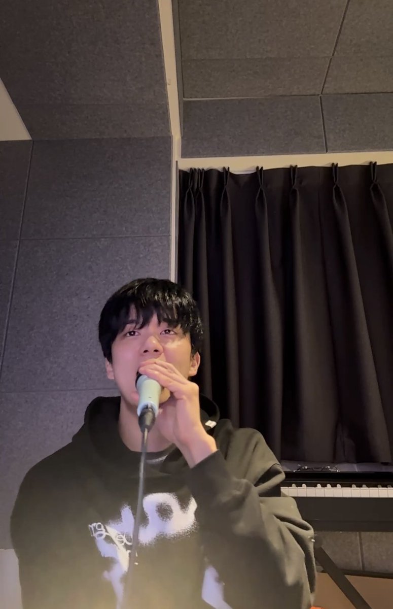 영재오빠 생각보다 랩을 너무 잘해서 놀람 저희 래퍼 세 명인가요?? 역시 힙합그룹 어디 안 간다.. 대현오빠 작업실 대현오빠 마이크로 노래하는 영재오빠 너무 좋았어요 행복해💛🩷