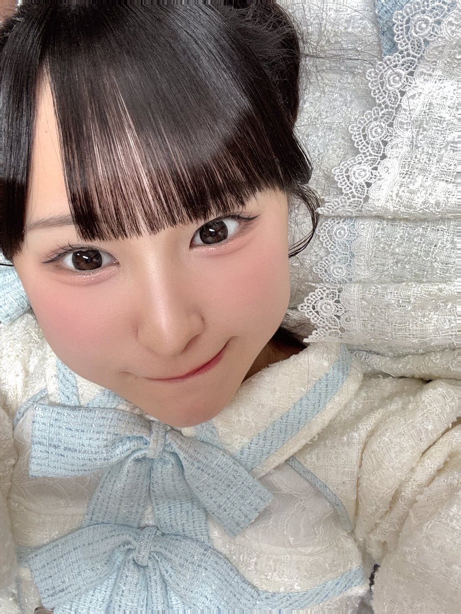 誰のお膝の上でしょ～～🤭❔💭 おやすみなさい💤 #高嶺のなでしこ