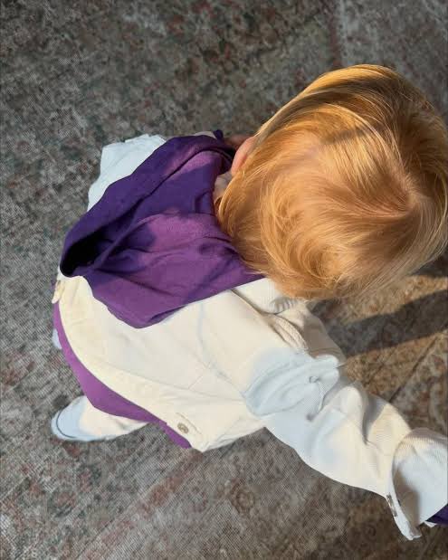 In una recente intervista Hailey Bieber ha mostrato, solo agli intervistatori che erano lì con lei e non in telecamera, una foto di Jack Blues!!! 🖼️📸 All’inizio tutti la commentano dicendo che JB è identico a Justin e poi che è un mix perfetto tra lui e Hailey…ed è un bambino