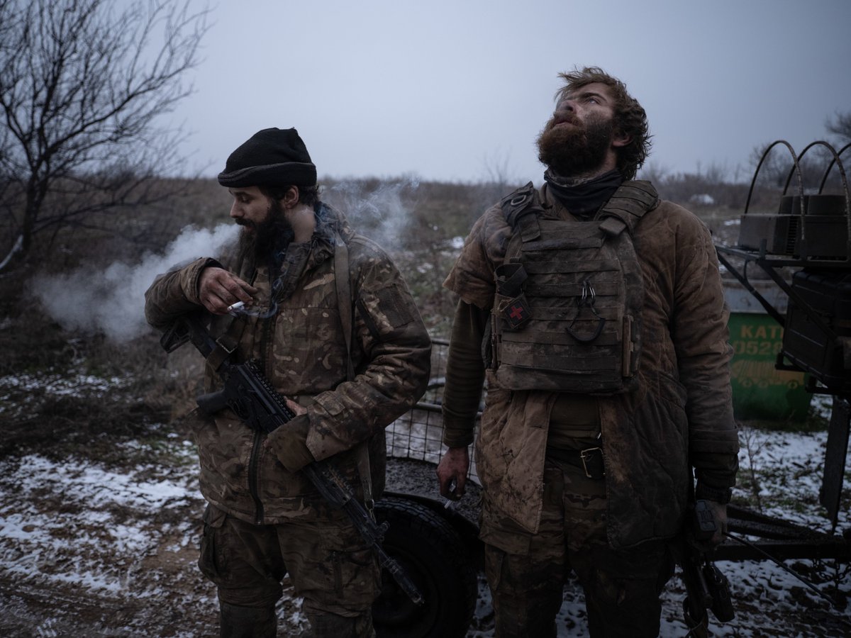 Remember these two infantry guys from Ukraine's 93rd Mechanised? 

They defended their position near Kostyantynivka for 130 days and nights without rest, and in the end, they even got back with a Russian POW with them. 

Photos of their return from the trenches by <a href="/iryna_rybakova/">Ірина Рибакова</a>
