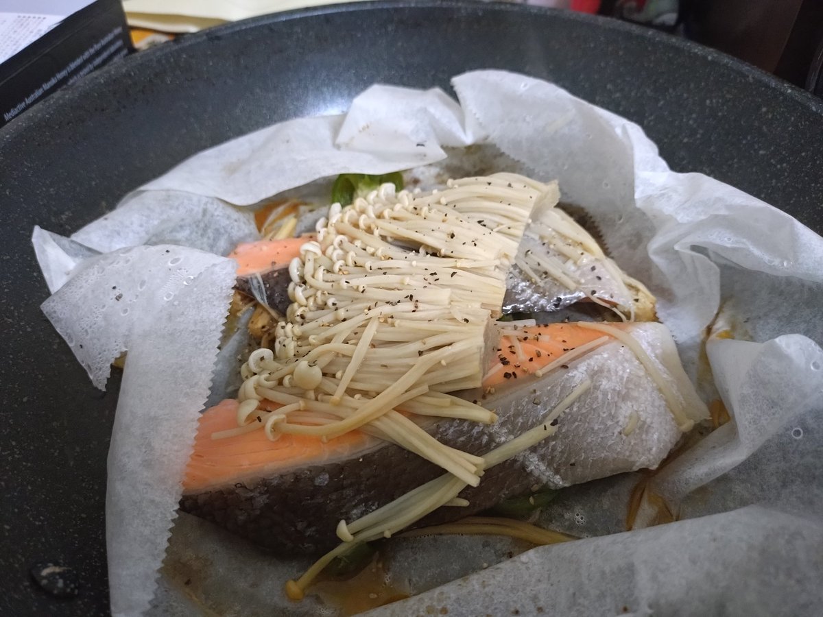ホイル蒸し作ろうと思ったら、アルミホイル切らしてて、クッキングペーパーで代用したけど美味しかった