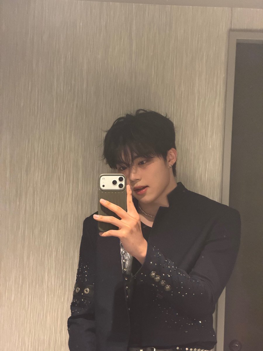 260219 🧸📷💬 [8:54pm jst]

- i'm colorgram's model park gunwook who had a concert today
- concert makeup is also as expected? 
- colorgram!