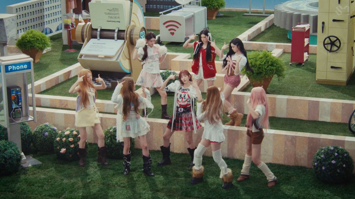 ddoddo_diary's tweet image. 컴퓨터 본체 내부 회로를 미로로 풀어놓은것 같은 세트가 너무 예쁨... 곳곳에 디테일 미감 진짜 귀엽다