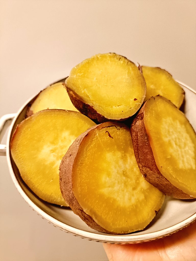 おいもは炊飯器の玄米モードがよいというのをどこかでみたのでこれ
いつもの無洗米モードよりねっちりおいしいけどおなじおいもじゃないからわかんねーよな🍠