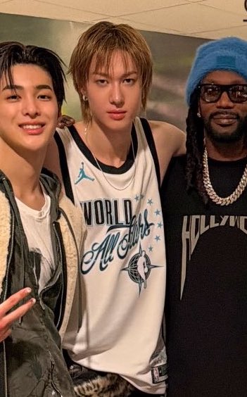 MARTIN CAN WE GET A SELCA WITH THIS LOOK