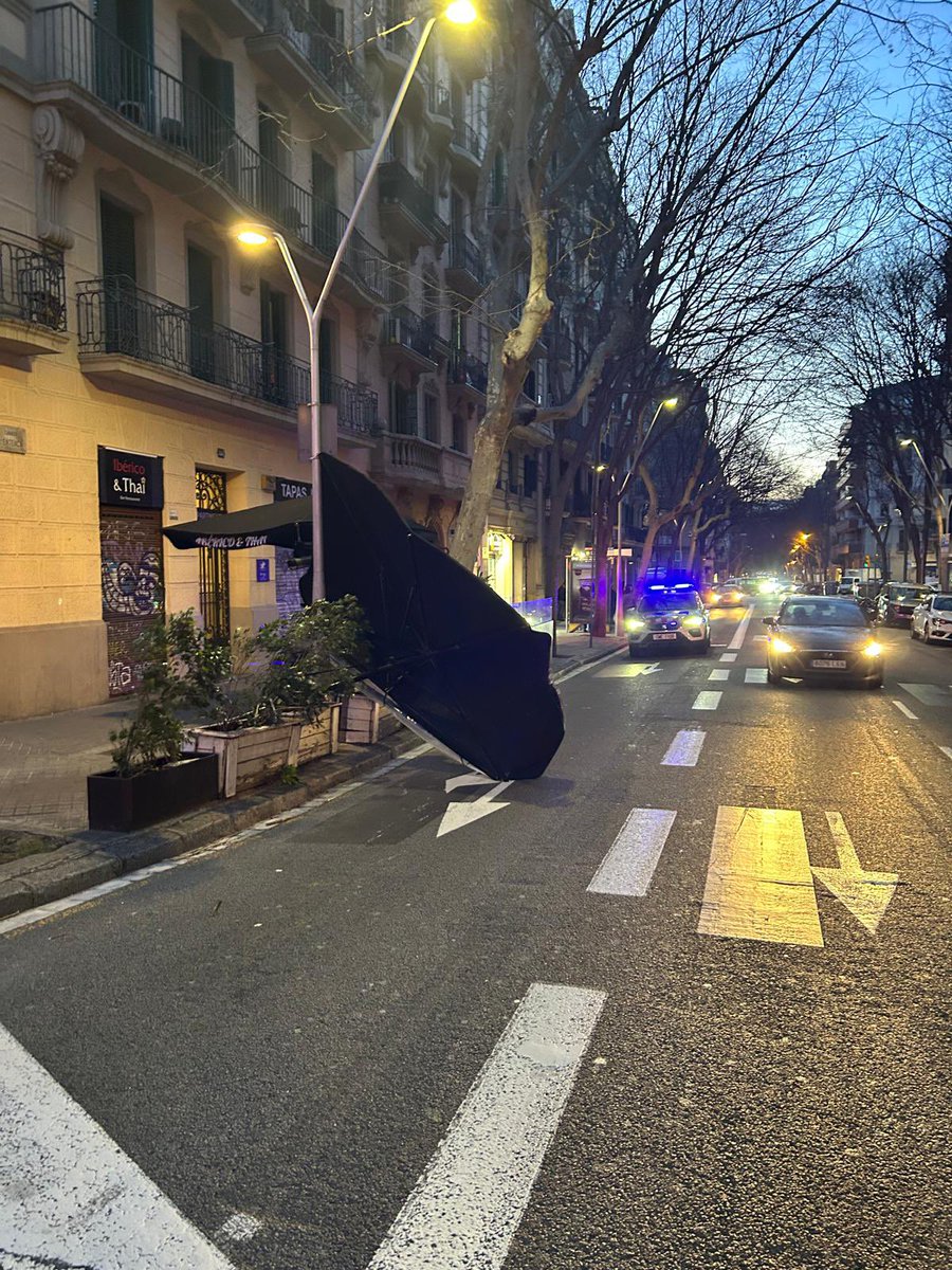 <a href="/bcn_ajuntament/">Ajuntament de Barcelona</a> <a href="/GUBBarcelona/">Guàrdia Urbana Barcelona</a> <a href="/mossos/">Mossos</a> Avui tenim emergència per vents forts a Barcelona i els para-sols de les terrasses dels bars tots oberts. Si hi ha un accident plorarem tots. Això es un perill!