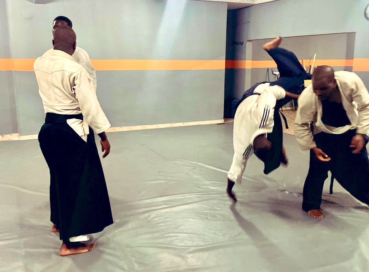 Liamkinkey's tweet image. #Conseil [Aïkidoka.]

Oui, l’aïkido est un art martial de défense. Il ne cherche pas à vaincre l’adversaire, mais à neutraliser une attaque.

Oui, c’est une discipline profondément philosophique qui enseigne la gestion du stress et de la colère, la non-violence, et la présence