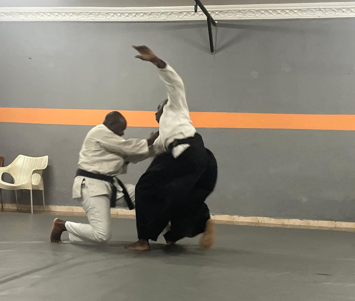 Liamkinkey's tweet image. #Conseil [Aïkidoka.]

Oui, l’aïkido est un art martial de défense. Il ne cherche pas à vaincre l’adversaire, mais à neutraliser une attaque.

Oui, c’est une discipline profondément philosophique qui enseigne la gestion du stress et de la colère, la non-violence, et la présence
