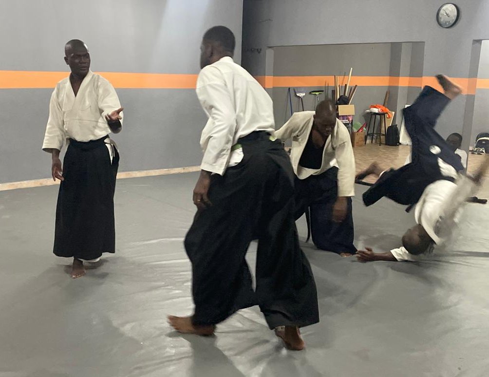 Liamkinkey's tweet image. #Conseil [Aïkidoka.]

Oui, l’aïkido est un art martial de défense. Il ne cherche pas à vaincre l’adversaire, mais à neutraliser une attaque.

Oui, c’est une discipline profondément philosophique qui enseigne la gestion du stress et de la colère, la non-violence, et la présence